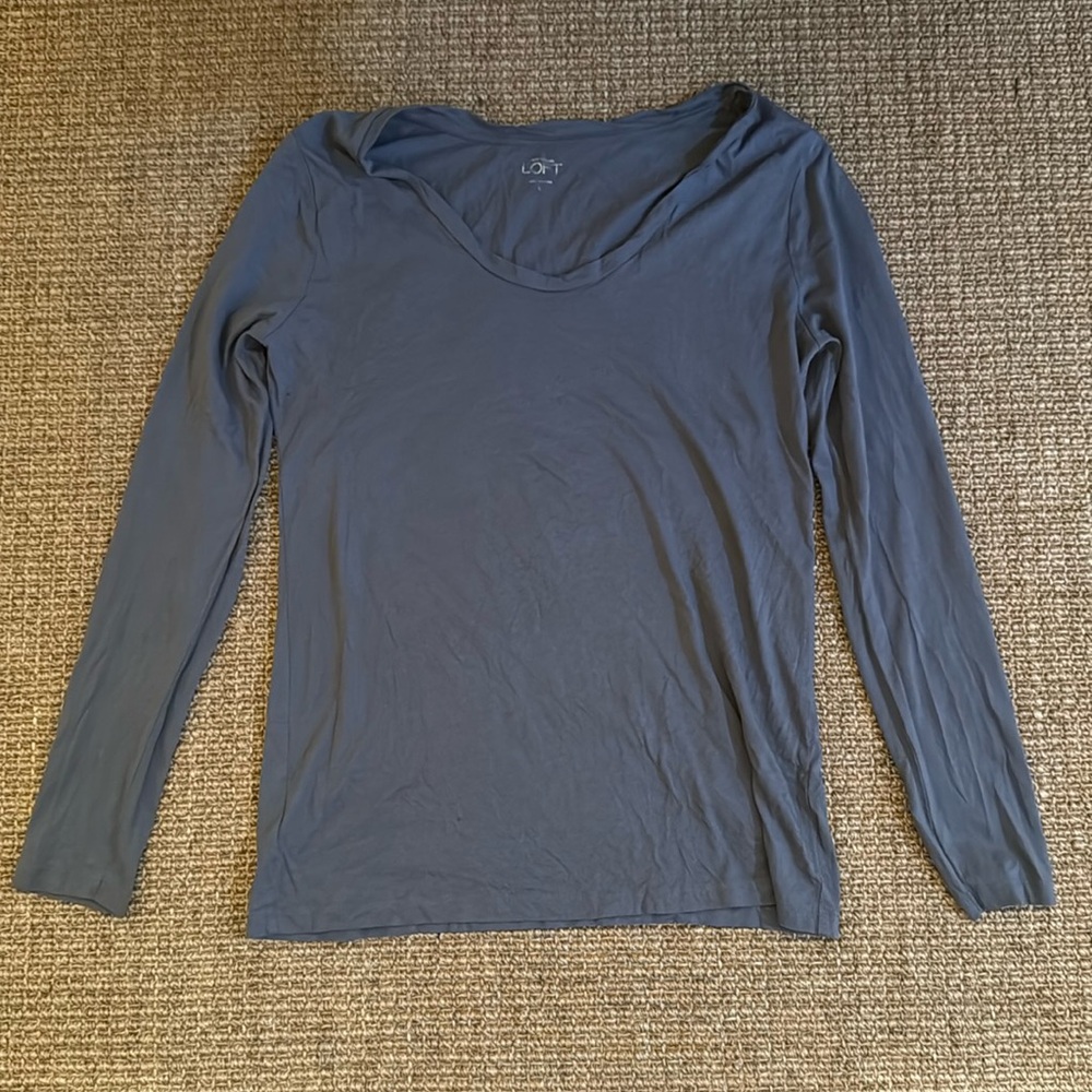 Ann Taylor Loft Gray v-neck shirt large